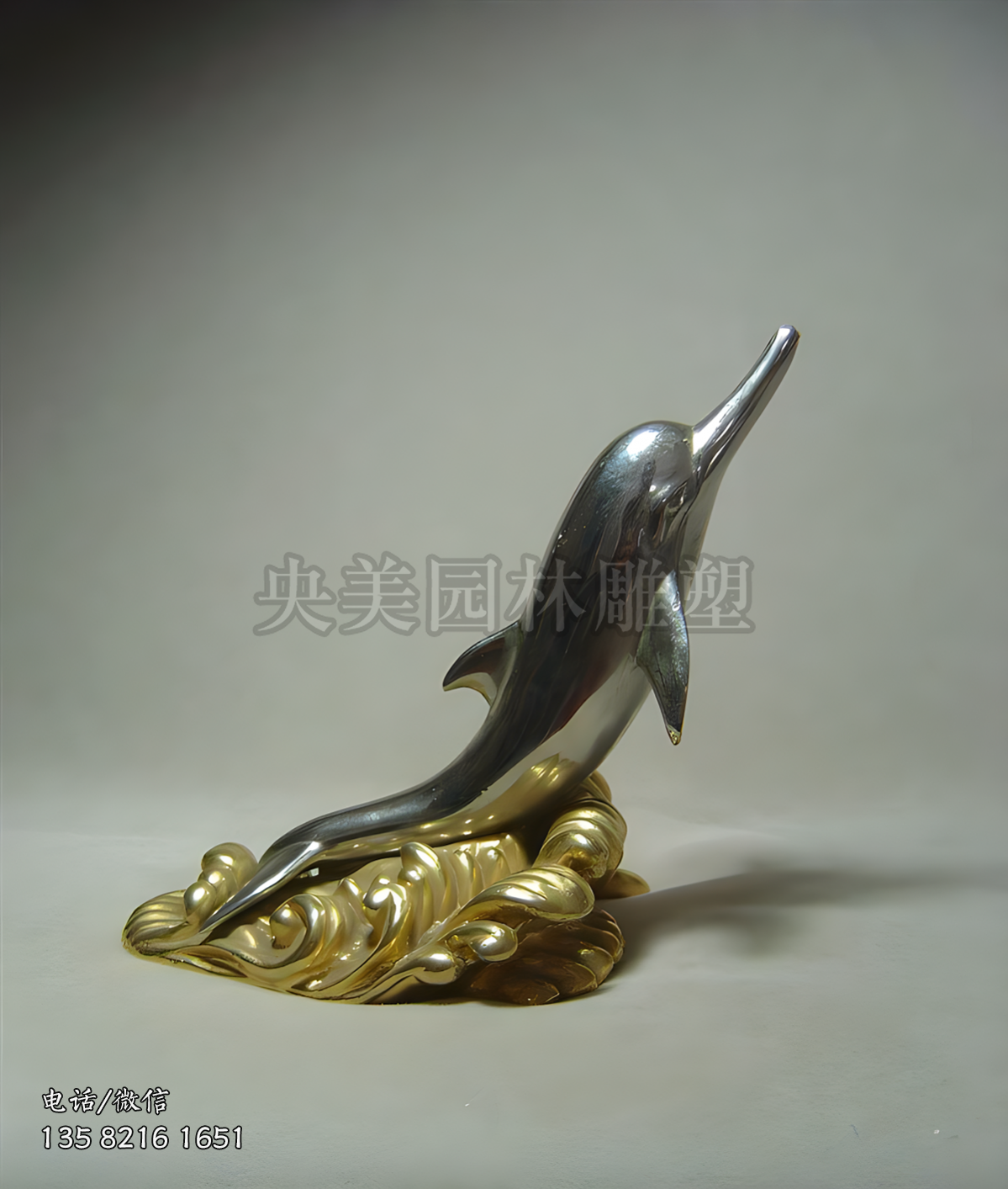 浪花上的不銹鋼海豚雕塑