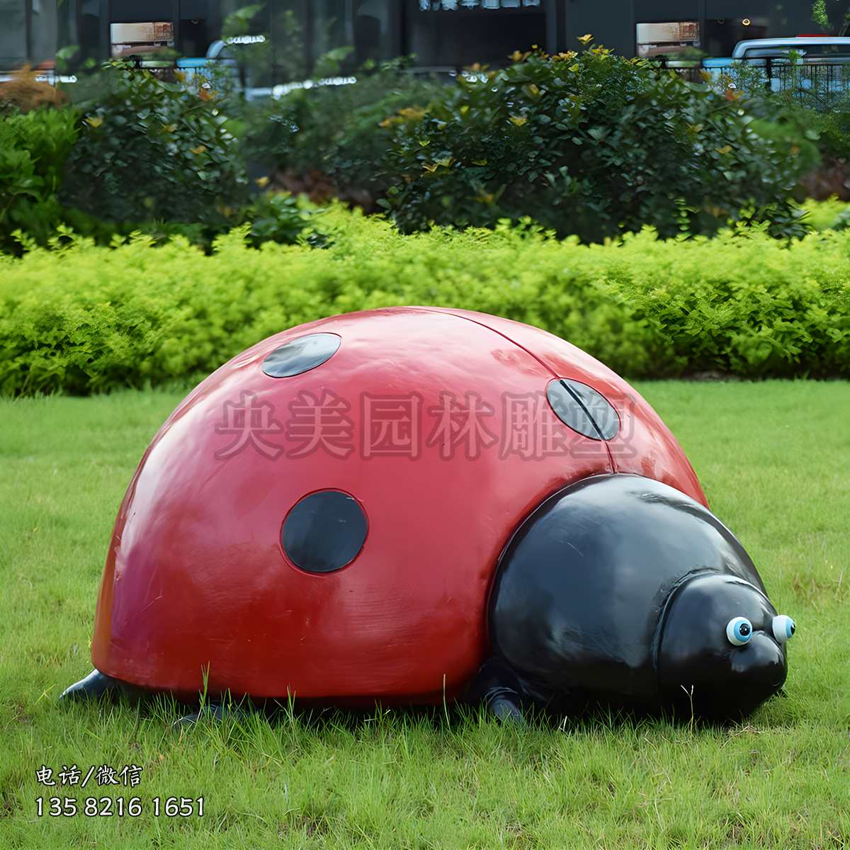 草地上擺放的大號玻璃鋼瓢蟲雕塑