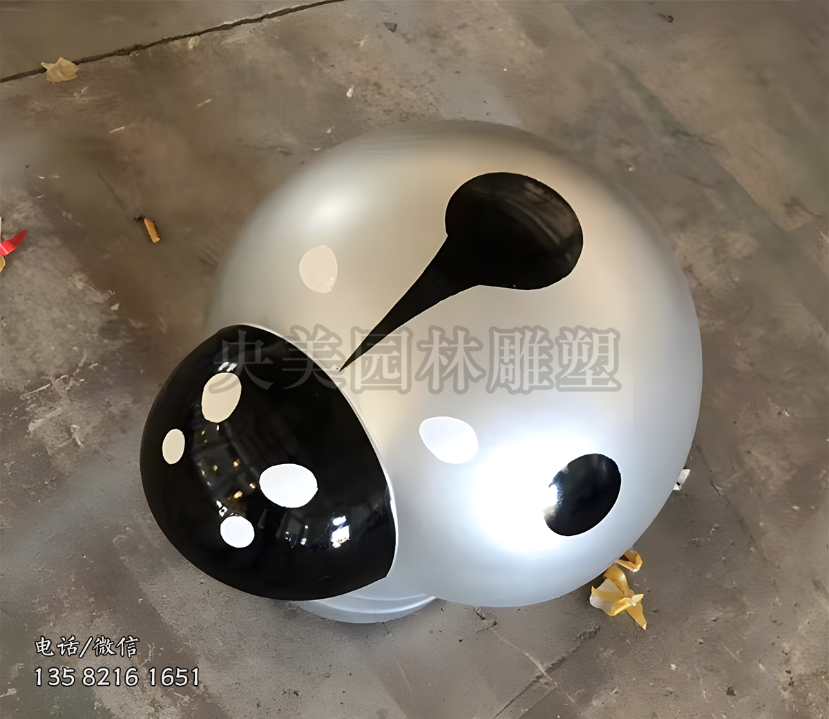 銀色的不銹鋼瓢蟲雕塑