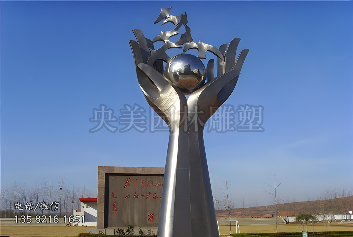 手捧地球和鴿子的不銹鋼景觀雕塑