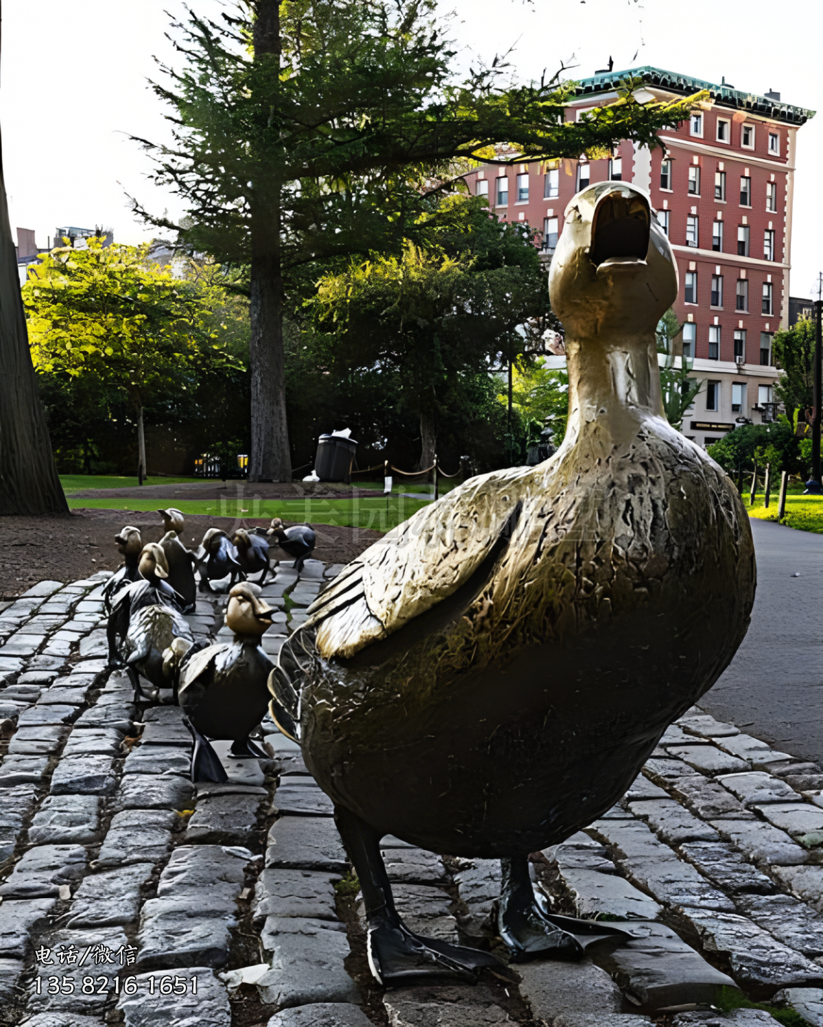 鴨媽媽帶著一群小鴨子的銅雕鴨子雕塑