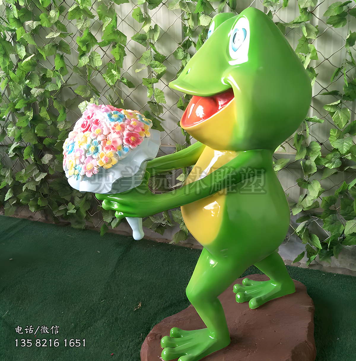獻(xiàn)花的玻璃鋼卡通青蛙雕塑