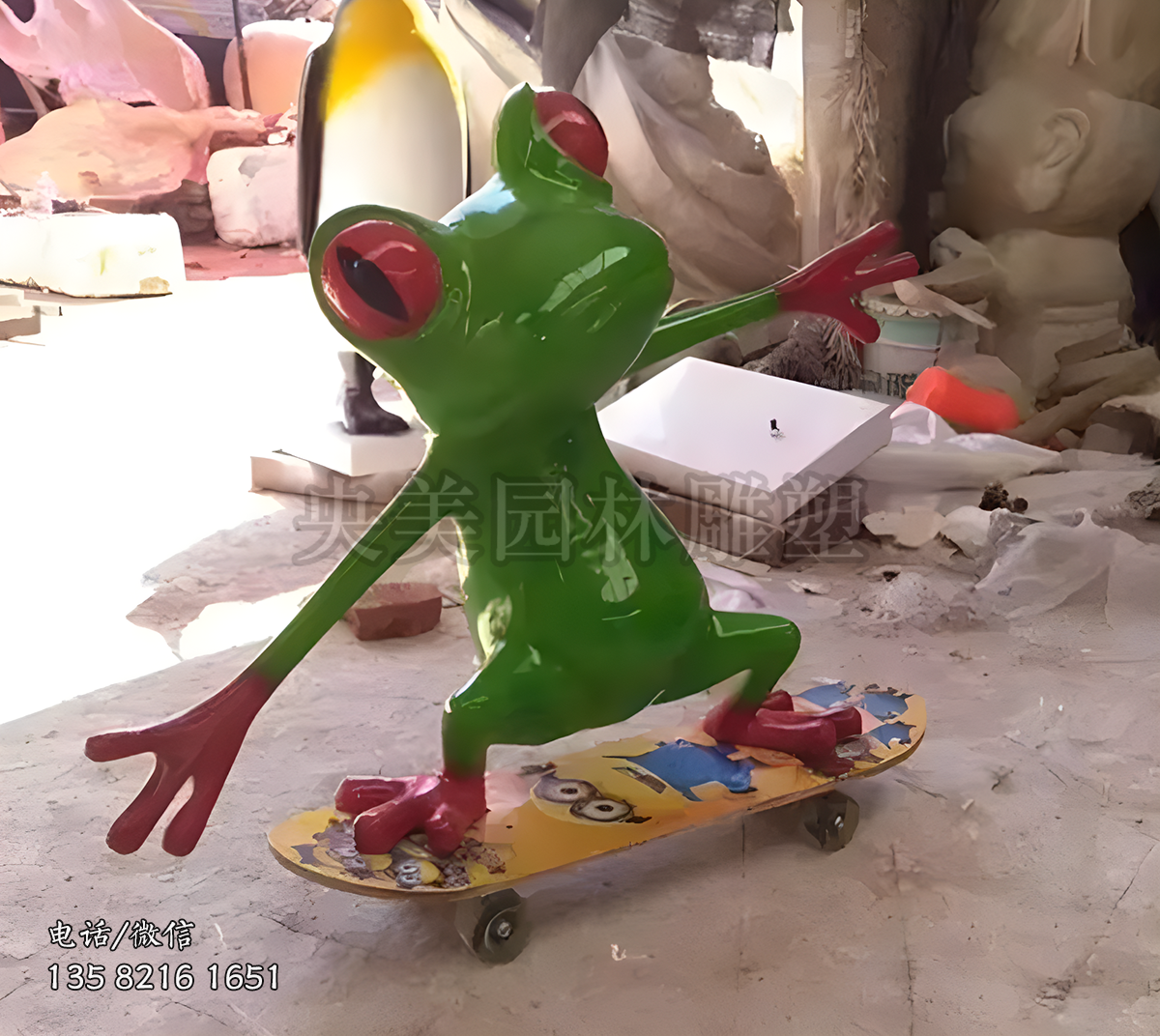 萬(wàn)滑板車(chē)的青蛙雕塑