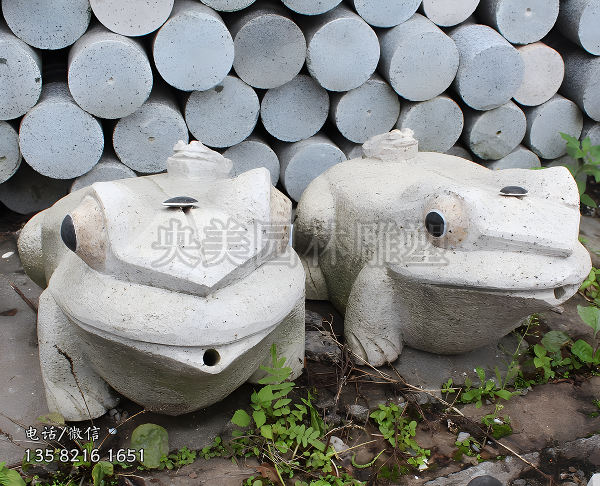 爬地上的噴水青蛙石雕