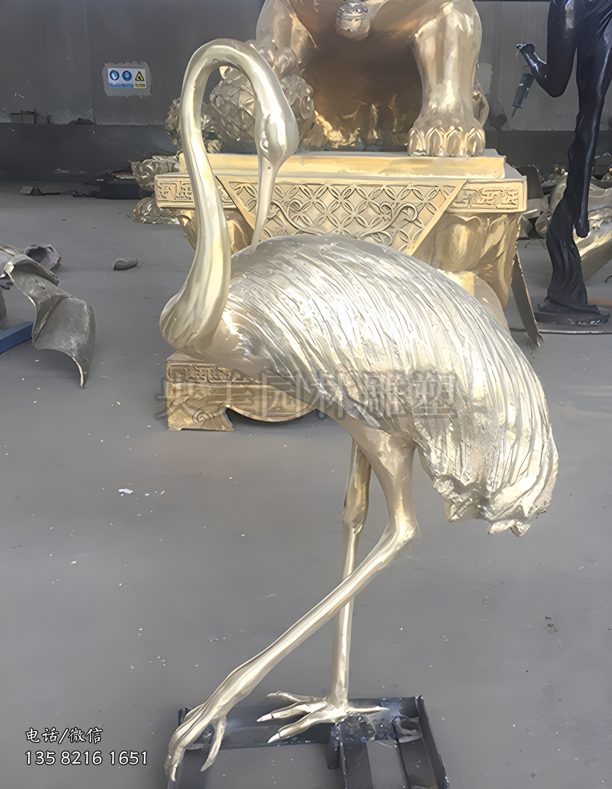 曲頸扭頭的純銅仙鶴雕塑