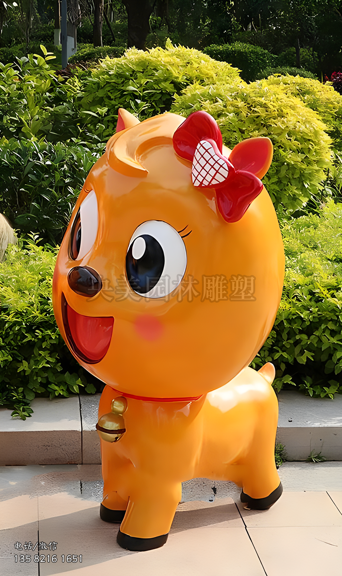頭戴蝴蝶結(jié)懸掛鈴鐺的可愛卡通小鹿雕塑