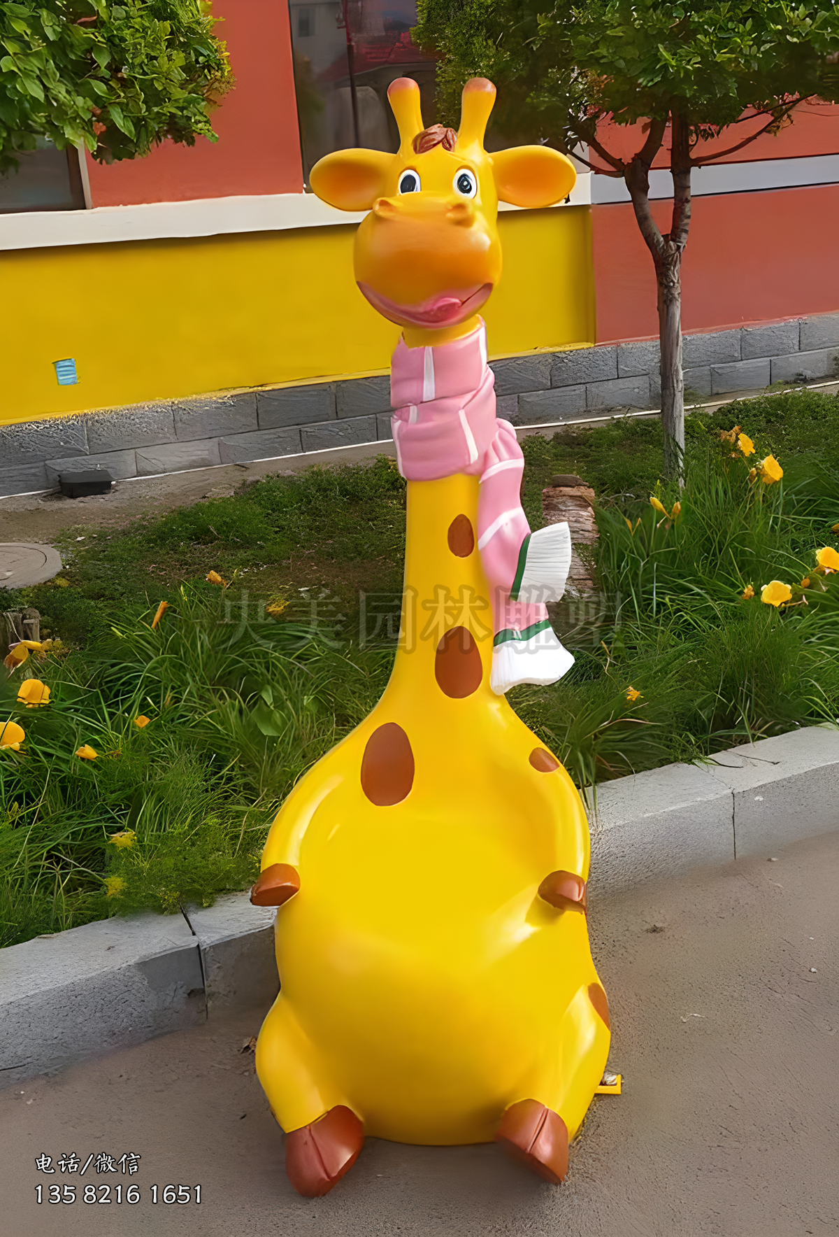 戴圍脖的卡通長頸鹿雕塑