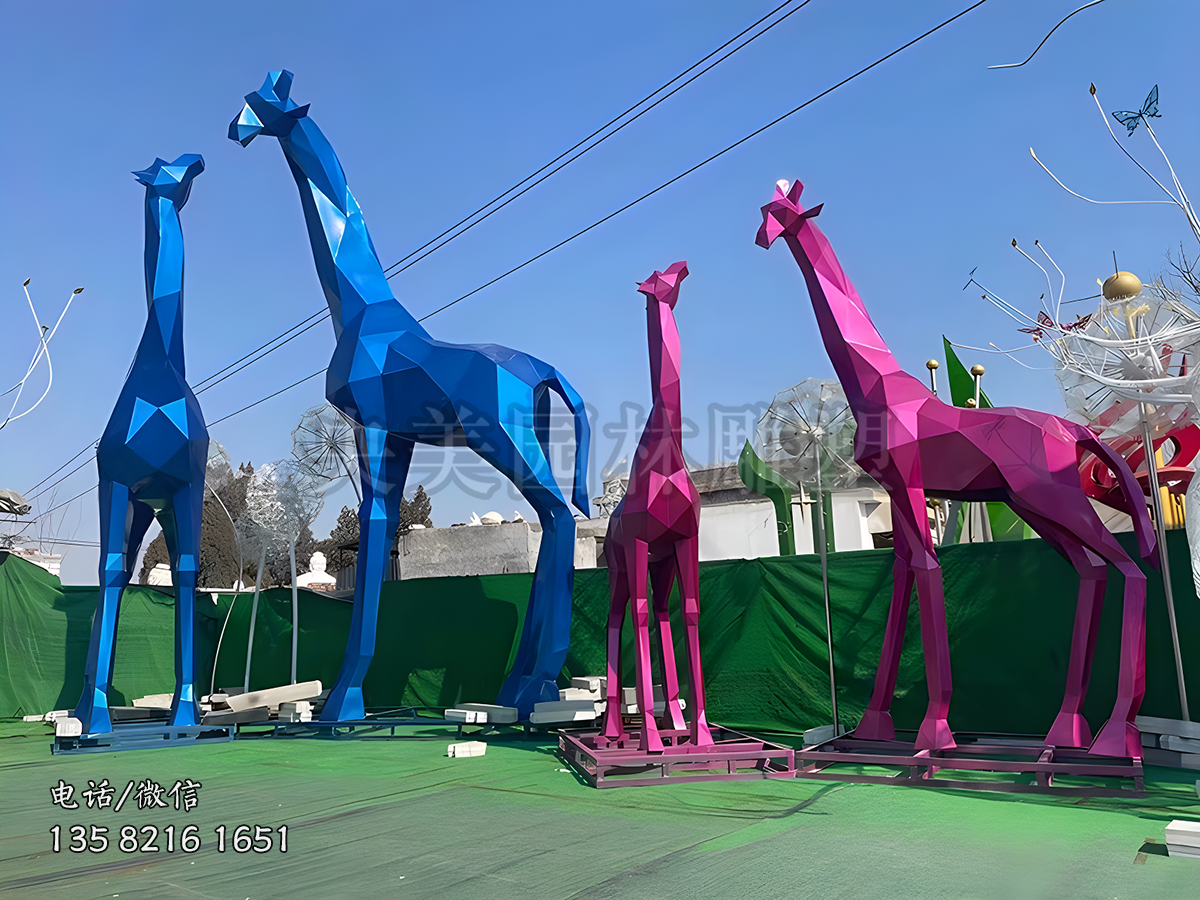 不銹鋼噴漆長頸鹿塊面雕塑