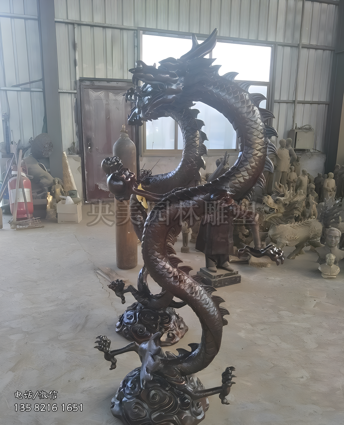 直立而起的鑄銅龍雕塑