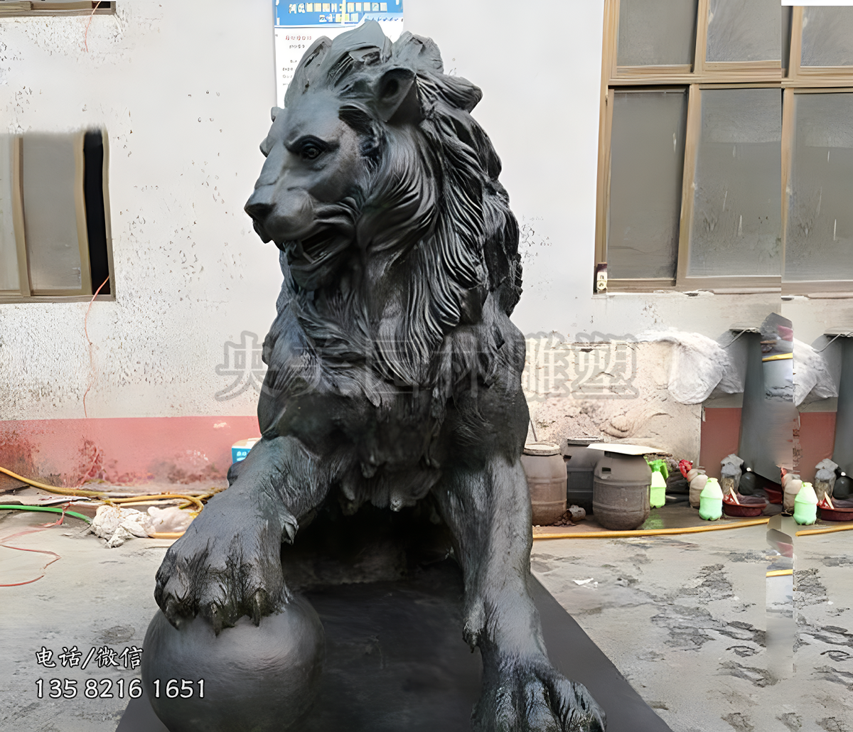 銅雕寫實(shí)爬獅子雕塑