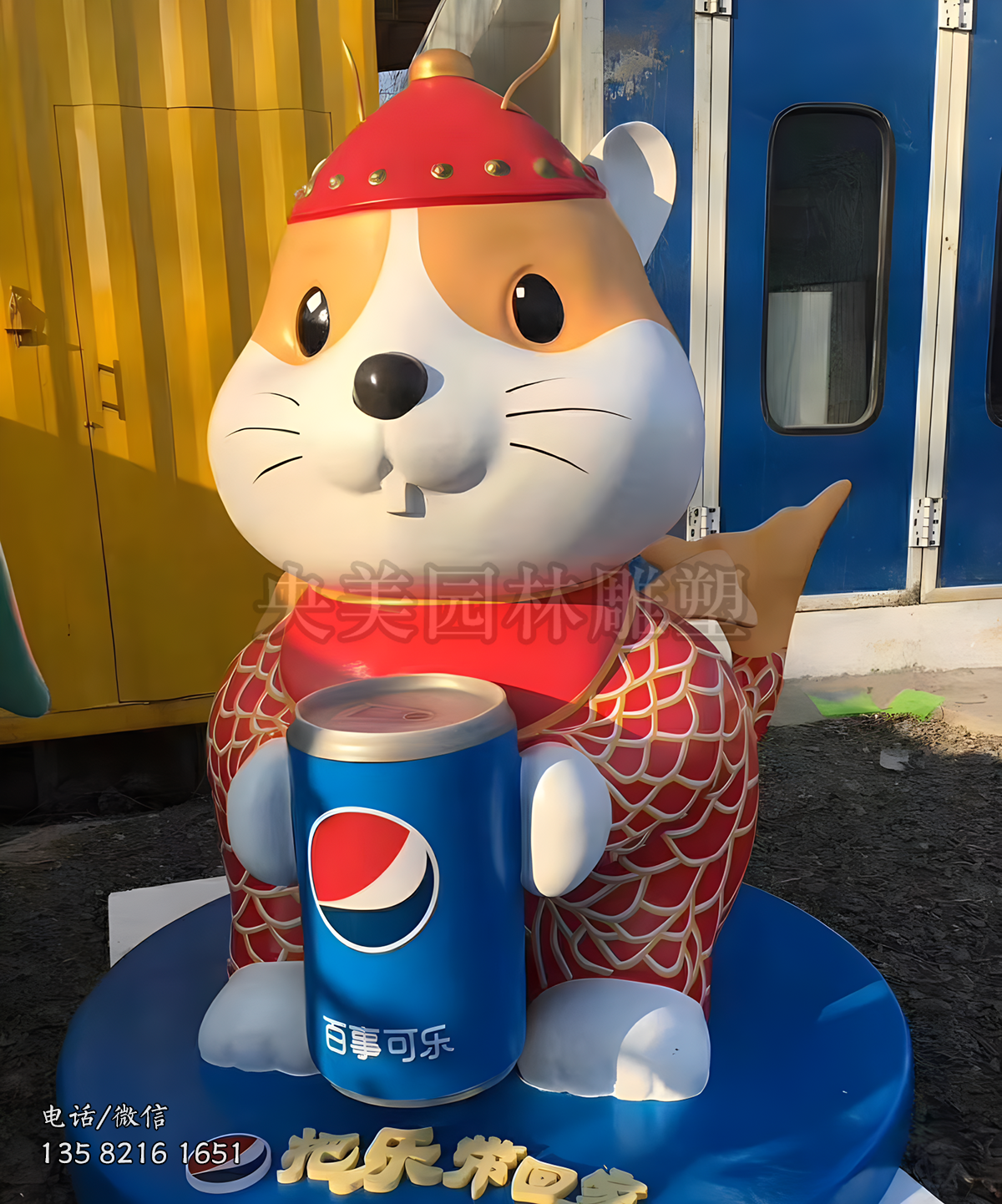 捧著可樂的卡通松鼠雕塑