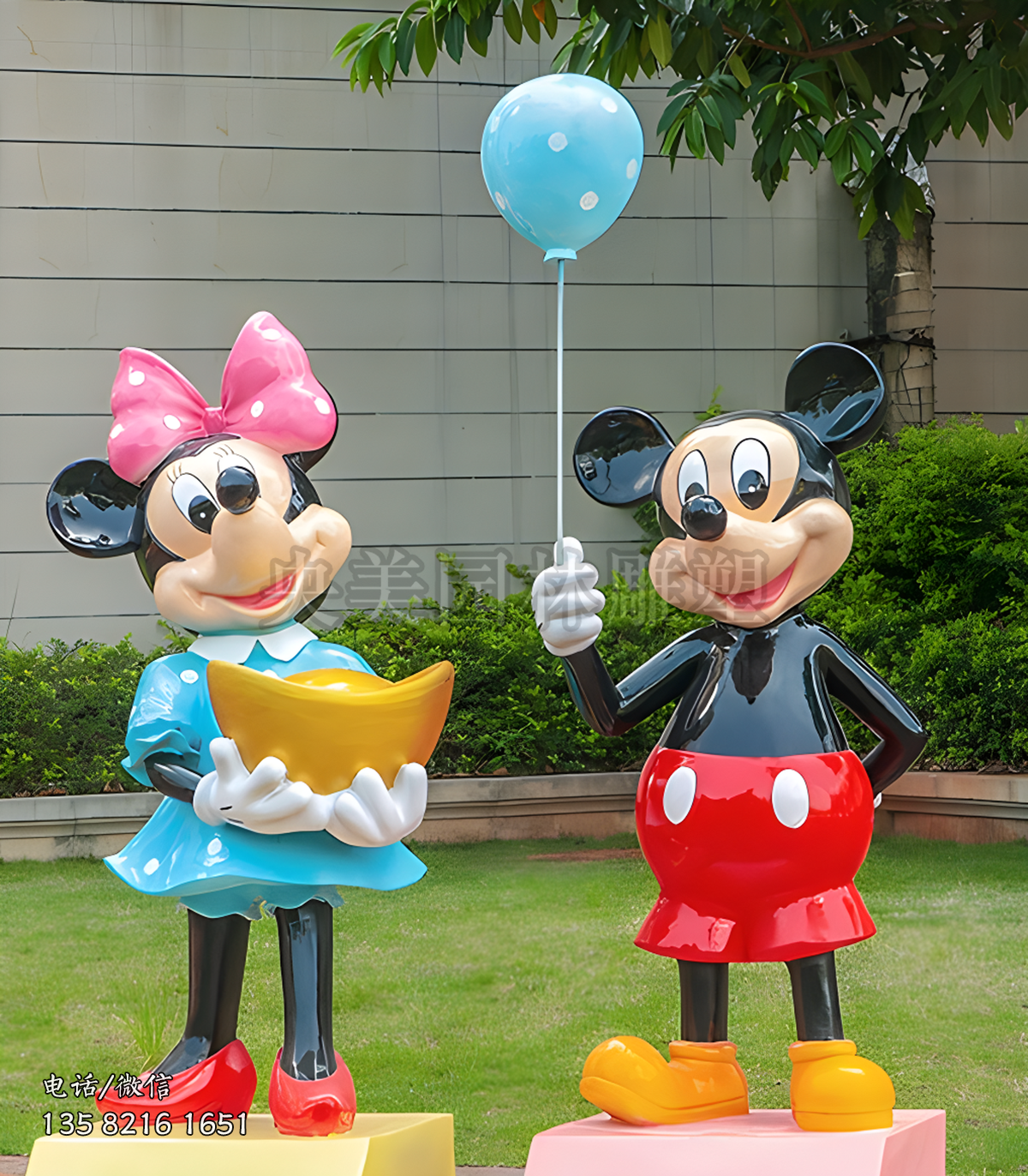 手捧元寶的米老鼠雕塑