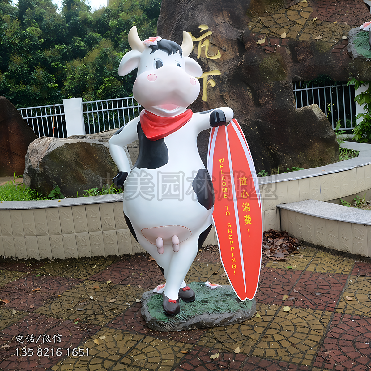 手扶告示牌的卡通奶牛雕塑造型