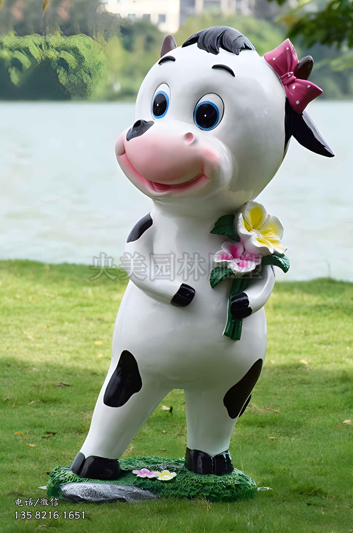 手抱鮮花的卡通奶牛雕塑