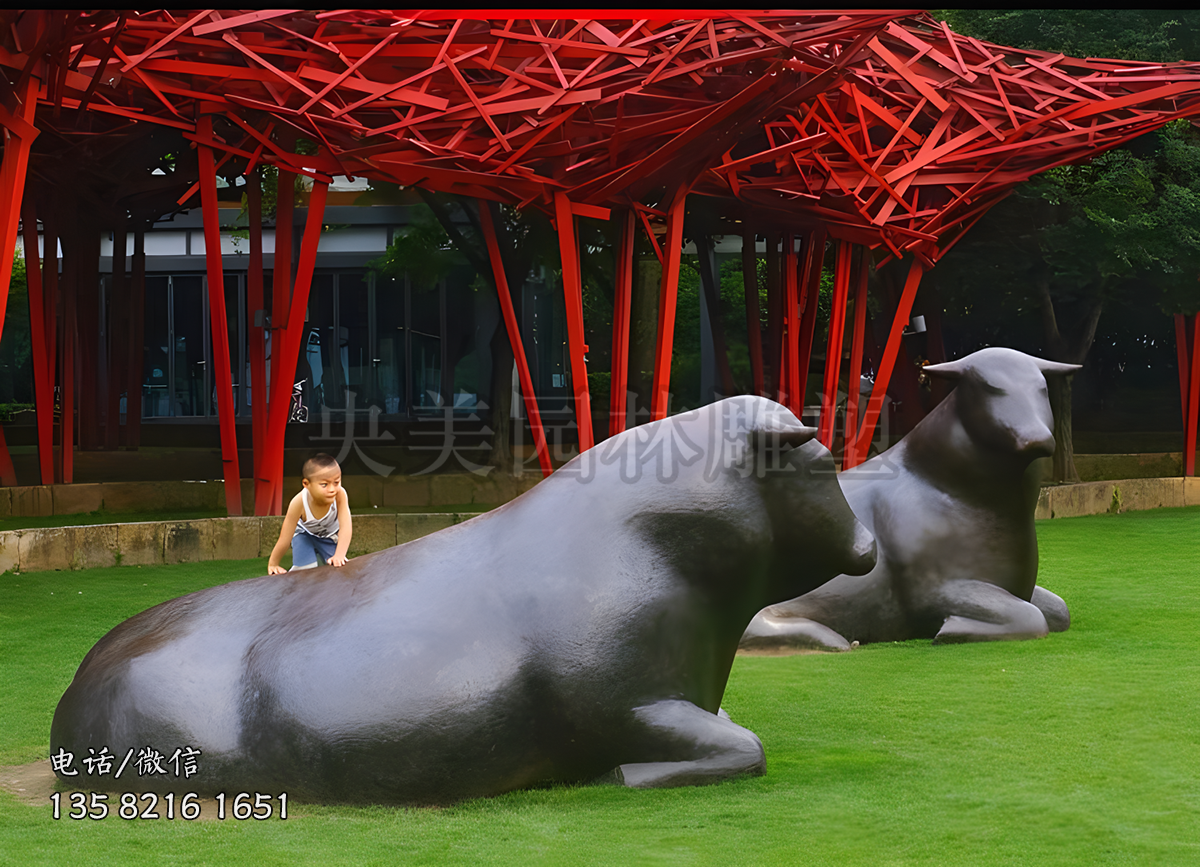 抽象的臥地水牛雕塑