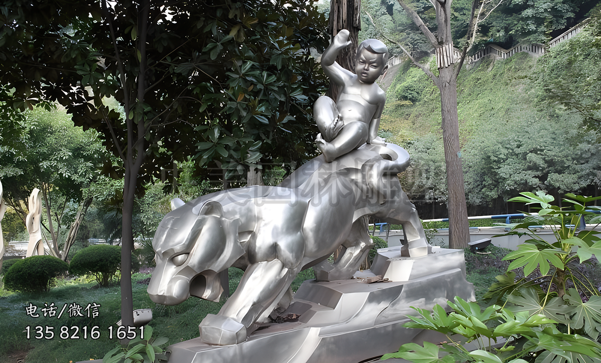 馱著一個小男孩的不銹鋼老虎下山雕塑