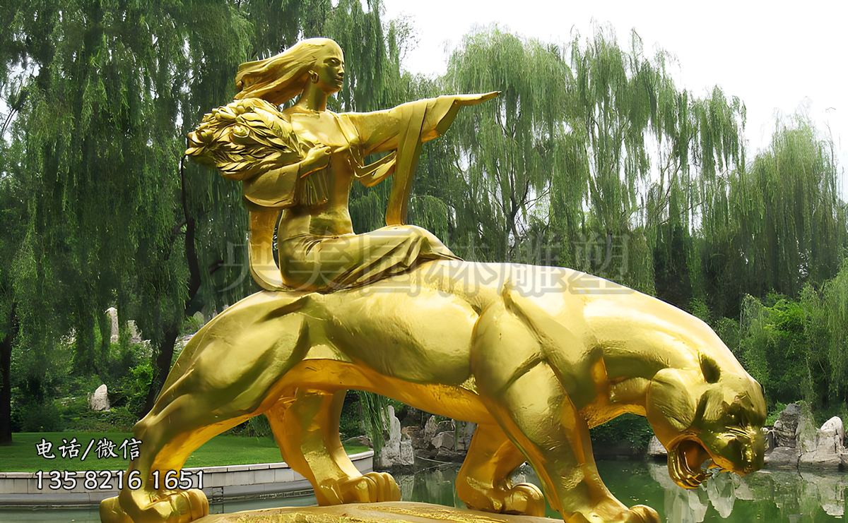 馱著一個(gè)美女的金色老虎雕塑