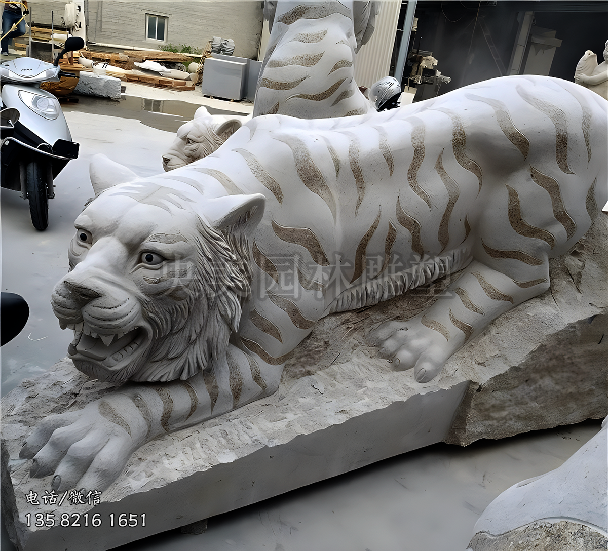 爬地上的老虎石雕