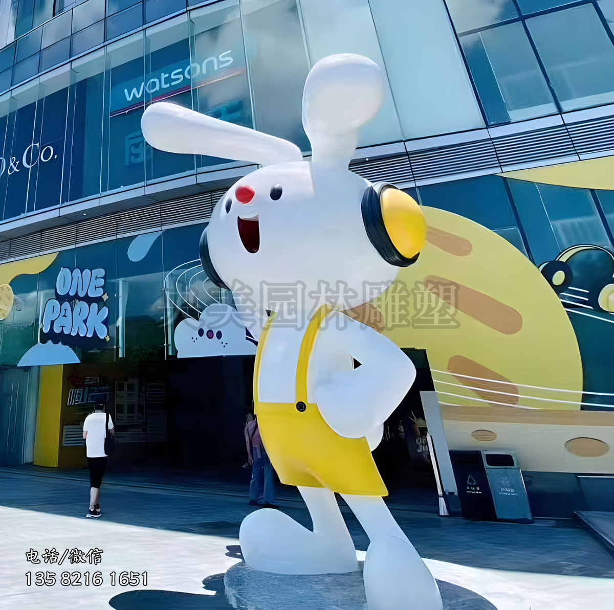 耳朵前伸雙手叉腰的卡通兔子雕塑