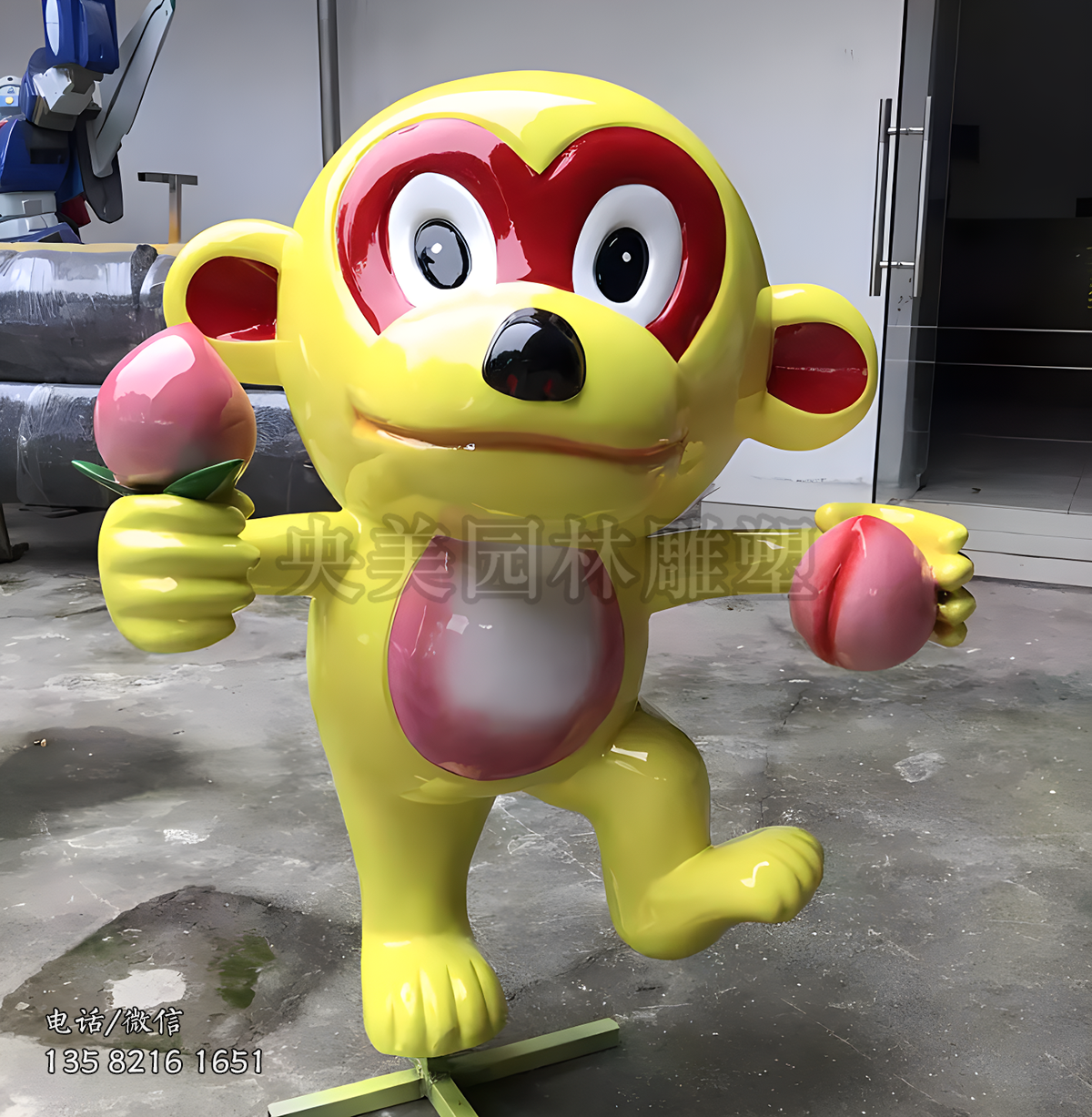 雙手拿桃子的卡通猴子雕塑