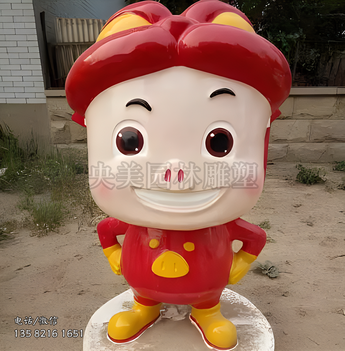 雙手叉腰的豬豬俠玻璃鋼雕塑