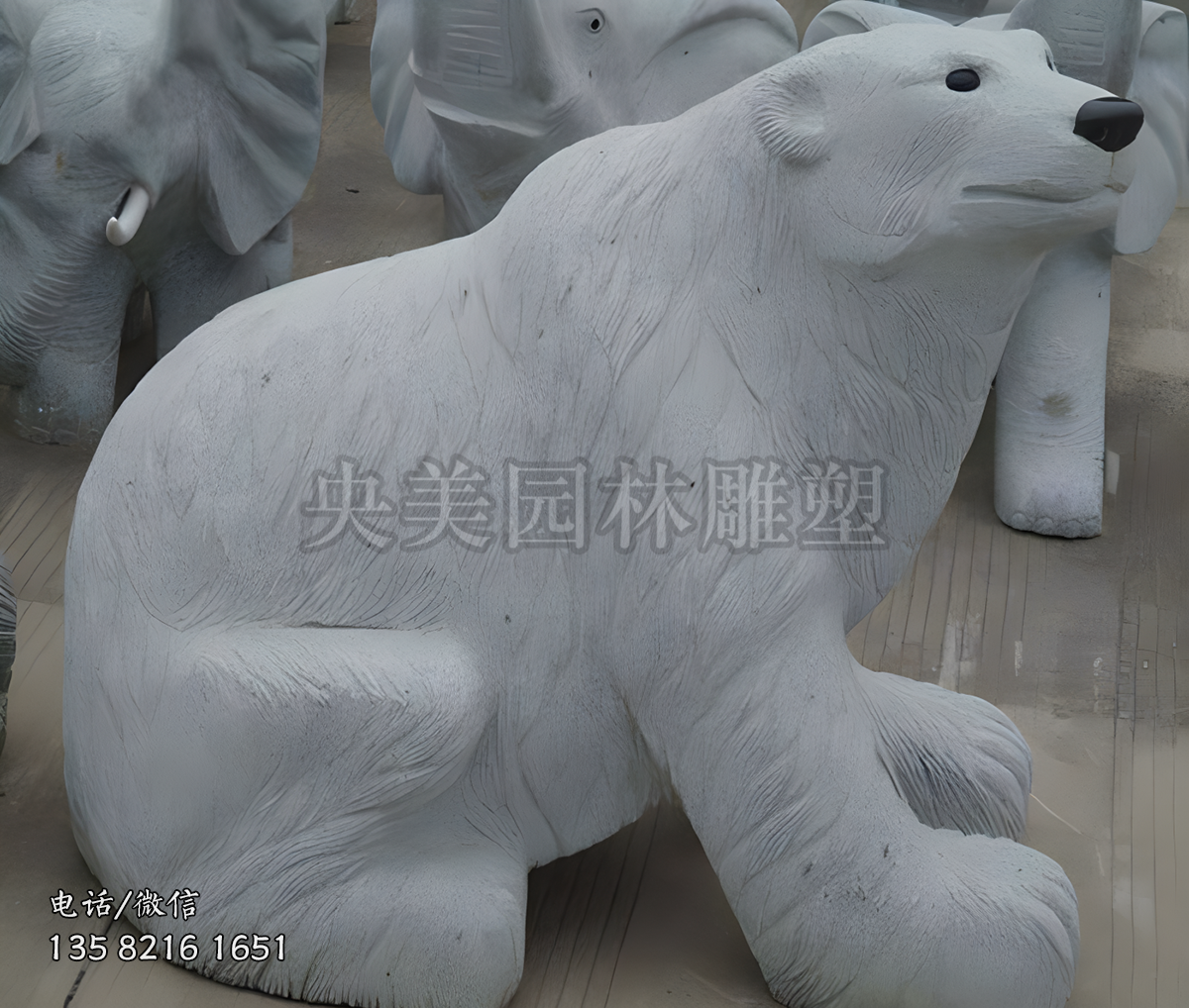 蹲坐在地的北極熊石雕