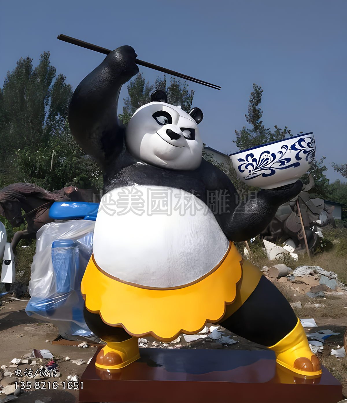 拿碗吃面的熊貓阿寶雕塑