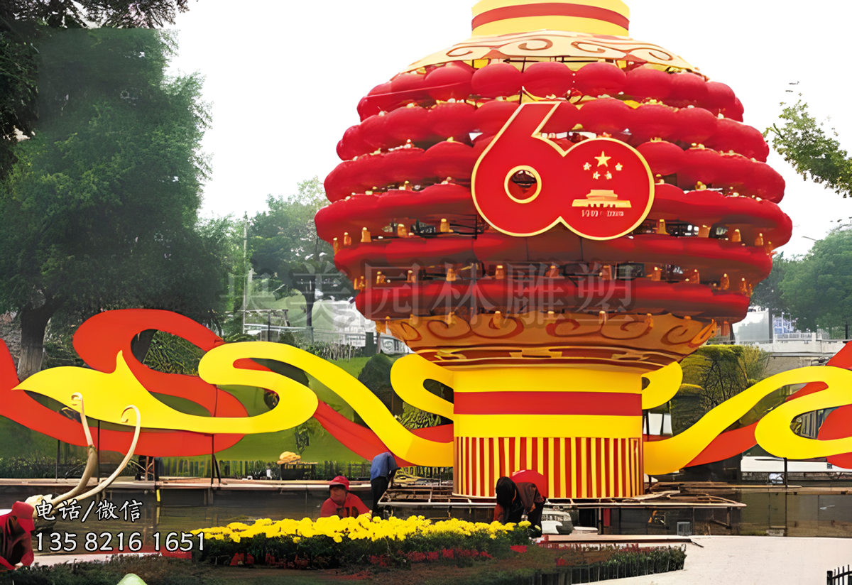 由小燈籠組成的巨型燈籠雕塑