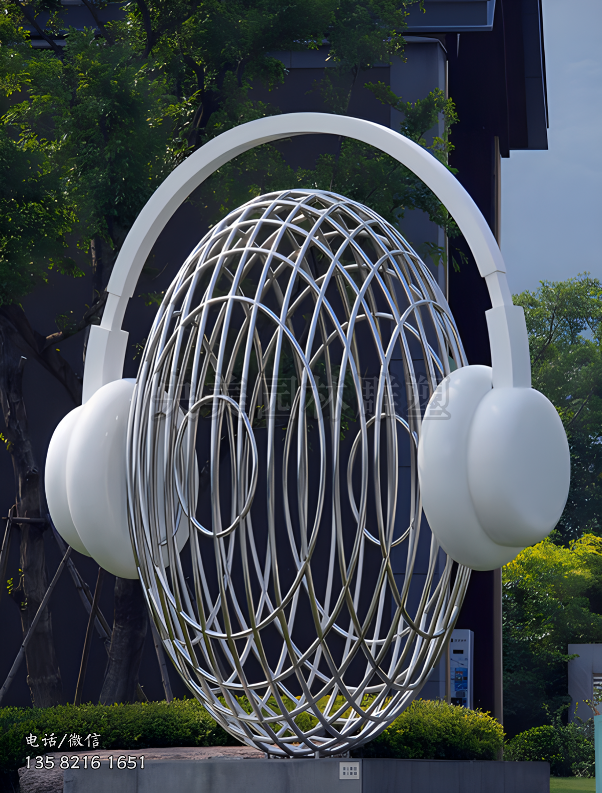 頭戴耳機(jī)的抽象人物頭部造型雕塑