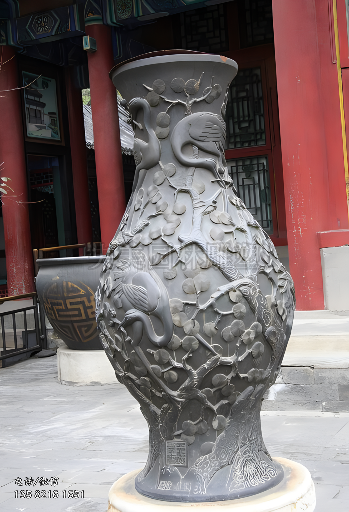 青石浮刻藝術(shù)花瓶雕塑