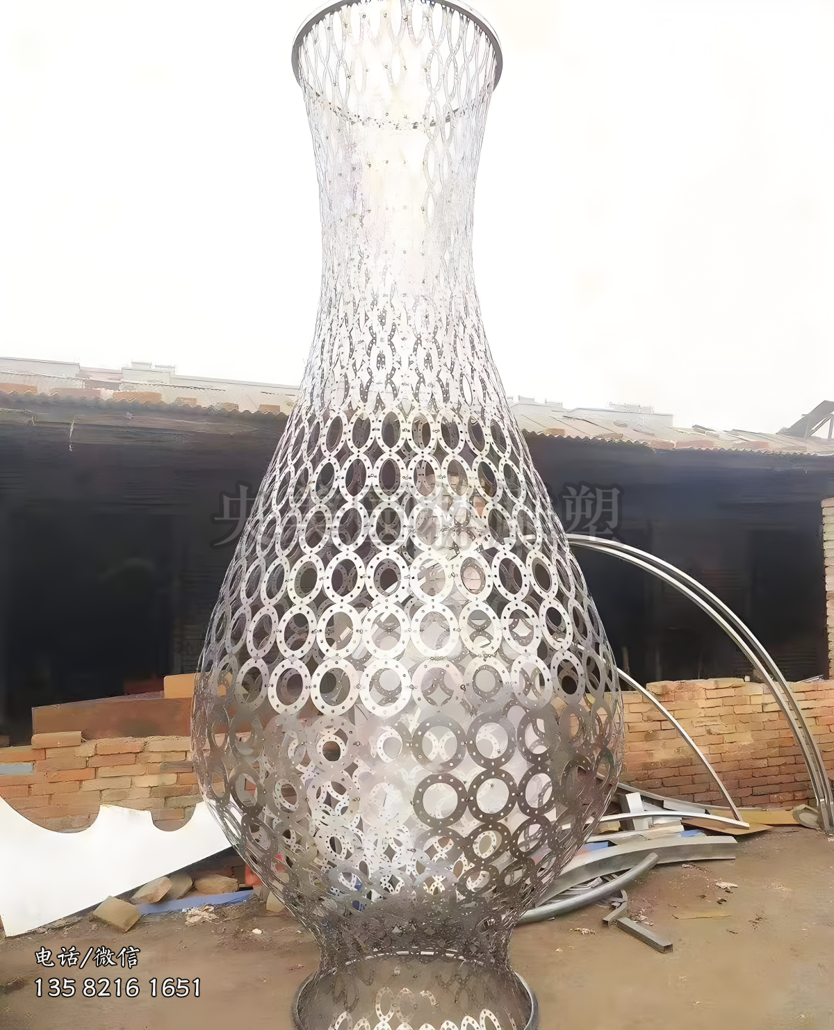 不銹鋼網(wǎng)格花瓶雕塑