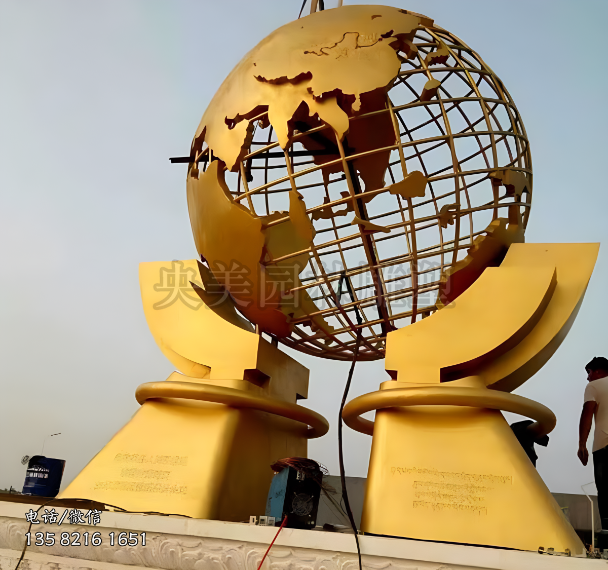 雙手托起地球的不銹鋼景觀雕塑