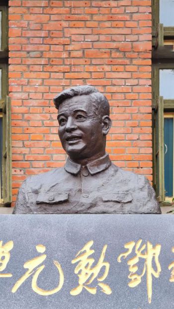 玻璃鋼仿銅鄧稼先半身像雕塑