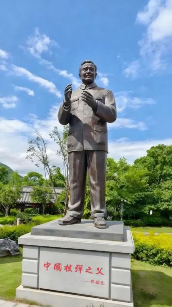 玻璃鋼仿銅鄧稼先雕塑