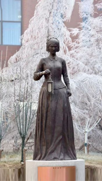 玻璃鋼仿銅南丁格爾雕塑