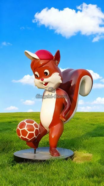 踢足球的玻璃鋼卡通松鼠雕塑
