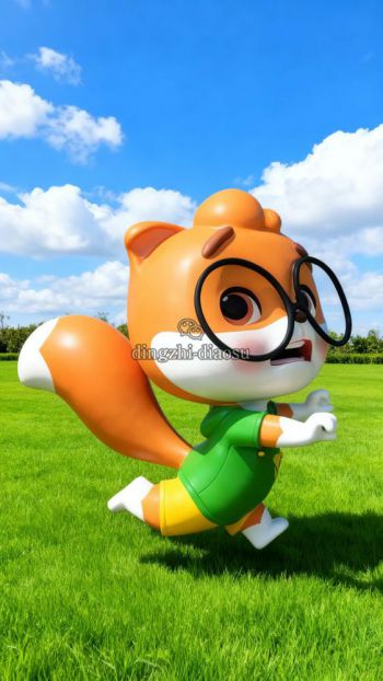 戴眼鏡的玻璃鋼卡通松鼠雕塑